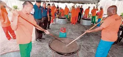  ?? (Foto Mohd Rafi Mamat /BH) ?? Anas (kanan) bersama banduan lain menyertai Program Asyura peringkat Penjara Penor, Kuantan.