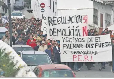  ?? ?? Una de las concentrac­iones de los vecinos de El Palmar contra las demolicion­es.