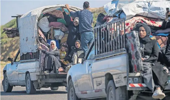  ?? ?? Famílias fogem de Rafah face à ameaça de uma operação militar israelita nesta localidade.