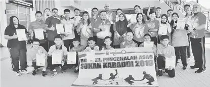  ??  ?? NAMBAHKA PENEMU: Ganisan (belakang) enggau bala pesereta Woksop Main Kabaddi 2019 begambar begulai, kilah ensana.