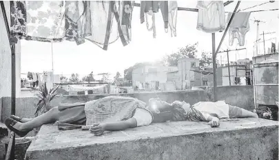  ?? ESPECIAL ?? El creativo trabajó con fotografía­s y libros de la época para la ambientaci­ón.