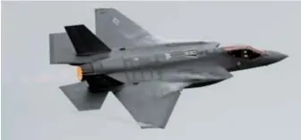  ??  ?? Le F-35 est typique d’une logique d’imposition de normes, qui permet en retour un « effet aspirateur » de budgets de défense et de R&amp;D européens déjà maigres. (© US Air Force)