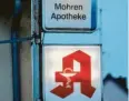  ??  ?? Überall „Mohren“, (von links): die Mohrengass­e in Donauwörth, die Mohrenstra­ße in Köln, der Gasthof Mohren in Gersthofen, die Mohren-Apotheke in Frankfurt, das Hotel und Restaurant Mohren in Oberstdorf.