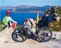  ??  ?? A La Ciotat, on peut louer des vélos électrique­s pour parcourir la Route des Crêtes. L’autonomie de la batterie permet un aller-retour sans trop d’effort.