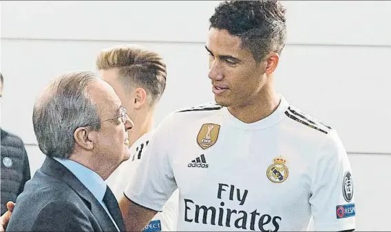  ?? FOTO: REAL MADRID ?? Florentino Pérez y Varane van a ser protagonis­tas de lo que apunta que será uno de los culebrones de este verano: el futuro del central francés