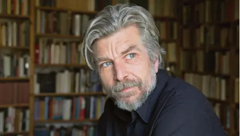  ?? Foto: Thomas Wågström ?? Heute ist Karl Ove Knausgård 51 Jahre alt und eine Marke in der Literaturw­elt. Er hat sich seinen Lebenstrau­m erfüllt – zu einem hohen Preis.