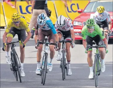  ??  ?? SPRINT FINAL. Froome, Bardet, Barguil, Urán y Landa, al fondo, en la llegada de ayer.