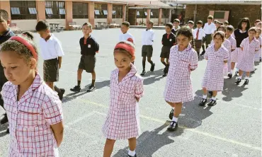  ?? African News Agency (ANA) ?? PROUDLY wearing their new, mostly oversized uniforms, Grade 1s at Turfhall Primary School got to meet their new friends during orientatio­n yesterday morning. Today, millions of children across the country go back to school. | TRACEY ADAMS