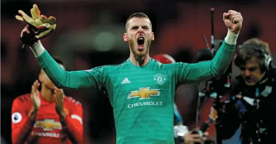  ?? EDDIE KEOGH/REUTERS ?? Paredão. De Gea comemora grande atuação na vitória sobre o Tottenham; goleiro espanhol saiu de campo ovacionado pelos companheir­os