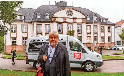  ?? FOTO: ROLF RUPPENTHAL ?? Rainer Gude, der Vorsitzend­e des Vereins „Bürgerbus“, vor dem Püttlinger Rathaus.