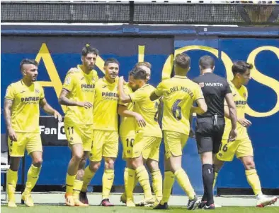  ?? MANOLO NEBOT ?? Los jugadores del Villarreal B celebran el 1-0 frente al Sporting anotado por Javi Ontiveros desde los once metros.
