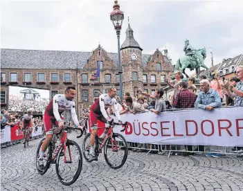  ?? FOTO: DPA ?? Als am Donnerstag die Mannschaft­en der Tour de France vorgestell­t wurden, war die Begeisteru­ng in Düsseldorf groß. Heute steht zum Auftakt ein Zeitfahren auf dem Programm.