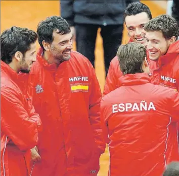  ?? FOTOS: GETTY ?? Albert Ramos sentenció venciendo a Cam Norrie, para tranquilid­ad del nuevo capitán, Sergi Bruguera, Feli López, Pablo Carreño, David Ferrer y Roberto Bautista. España cumplió el objetivo de estar en cuartos de final