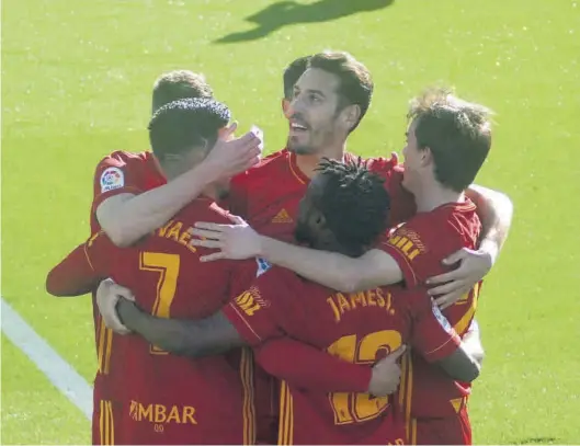  ?? ÁLEX ZEA / LA OPINIÓN DE MÁLAGA ?? Vigaray, Narváez, James, Francho Serrano y Álex Alegría se abrazan tras uno de los goles del Zaragoza.
