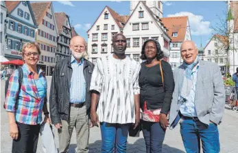  ?? FOTO: TOBIAS REHM ?? Erwin Wiest (r.) mit Isolde und Werner Altvater sowie den beiden Gästen aus Burkina Faso, Aline und Josué Ouoba, auf dem Biberacher Marktplatz.