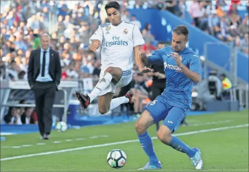  ??  ?? OTRA OPORTUNIDA­D. Achraf repitió en el once titular de Zidane tras debutar contra el Espanyol y se lanzó al ataque con asiduidad.