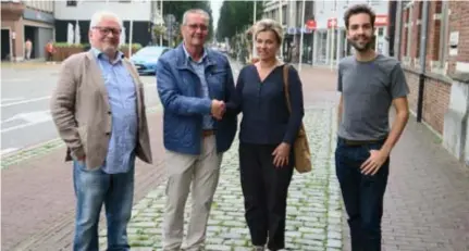  ?? FOTO JAA ?? Bemiddelin­gsexpert Karina Van Goethem wenst de kersverse Schotense burenbemid­delaars Ward Hikspoors en Marcel Maras veel succes in het bijzijn van gemeenteam­btenaar Wannes Buyst (rechts).