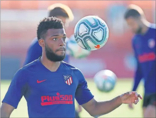  ??  ?? Thomas Lemar mira una pelota durante un entrenamie­nto en el Cerro del Espino tras el parón de los equipos a causa del COVID-19.