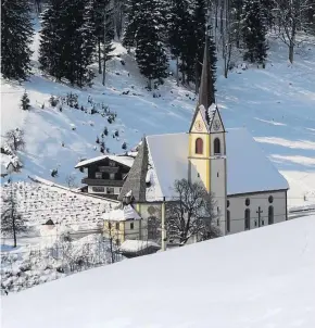  ?? ?? In der Pfarre Fieberbrun­n gibt es Kritik an den Praktiken des Priesters.