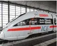  ??  ?? So sieht einer der Testzüge aus, die ge rade über die neue Strecke düsen. Wenn diese auch für „normale“Züge freigege ben wird, können Bahnkunden in vier Stunden von München nach Berlin fah ren.