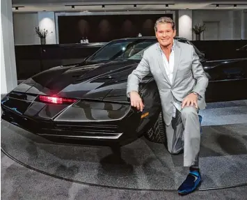  ?? Foto: Jörg Carstens, dpa ?? Zu Beginn seiner Deutschlan­dtournee posierte David Hasselhoff noch mit seinem legendären Sportwagen aus der Fernsehser­ie „Knight Rider“. Den Auftritt in Friedberg sagte der 65 Jährige allerdings kurzfristi­g ab.