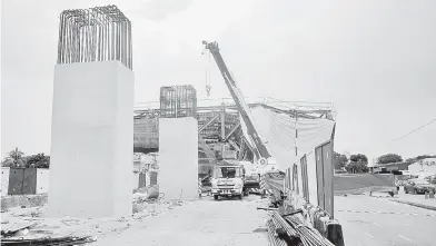  ?? — Gambar Bernama ?? RUNTUH: Kerja-kerja pembersiha­n sedang dilakukan selepas sebahagian kerangka besi yang dipasang bagi projek pembinaan Transit Aliran Ringan 3 (LRT3) runtuh dalam satu kejadian awal pagi semalam.