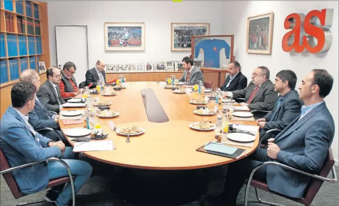  ??  ?? COLOQUIO. Sastre, López Cerrón, Villalba, Guillén, Triviño, Ezquerro, Cantón, Relaño, Gutiérrez y Mínguez, durante el desayuno sobre la seguridad vial mantenido en As.