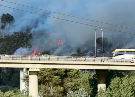  ?? GEMMA SÁNCHEZ / ACN ?? Cotxes circulant per l’AP-7 en una de les zones fins on van arribar les flames