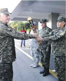  ??  ?? El ministro de Defensa, Paulino Sem, recibe la antorcha de los Juegos Militares de parte del coronel Kalil Haché.