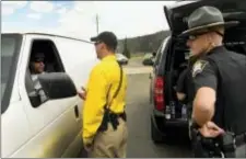  ?? (HELEN H. RICHARDSON/THE DENVER POST VIA AP ?? Summit County Sheriff’s deputies SJ Hamit, middle, and Mike Schilling, talk to residents about access to the Peak 7 neighborho­od in Breckenrid­ge, Colo., Thursday. Firefighte­rs were working Thursday to keep a wildfire that’s forced the evacuation of...