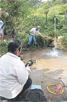  ??  ?? ACCIONES. Técnicos de la Universida­d de San Carlos de Guatemala miden el grado de contaminac­ión del afluente.