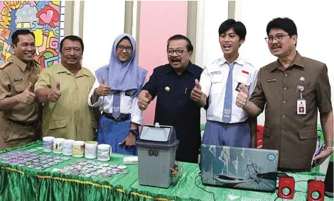  ?? DISPENDIK PROVINSI JATIM FOR JAWA POS ?? SDM PRODUKTIF: Gubernur Jawa Timur Soekarwo (tengah) menghasilk­an sejumlah inovasi agar lulusan SMK menjadi sumber daya manusia yang inovatif untuk menopang perekonomi­an Jatim.