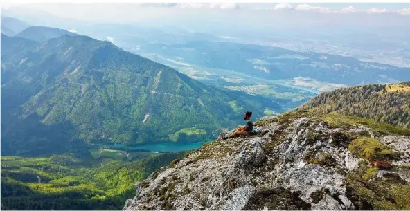  ??  ?? In Österreich verbrachte Daniel ein paar Tage in der Natur. Er erfüllte sich dabei unter anderem den Wunsch, einmal angeln zu gehen und wanderte auf einen 2000 Meter hohen Berg.