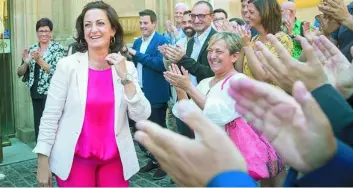  ?? EFE ?? La socialista Concha Andreu fue aclamada por compañeros y simpatizan­tes al término de la sesión
