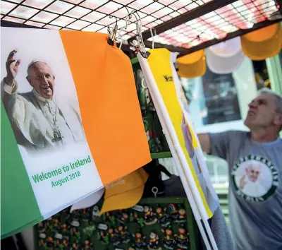  ??  ?? BenvenutoL­a preparazio­ne per la visita di papa Francesco a Dublino, capitale dell’irlanda (Will Oliver/epa)