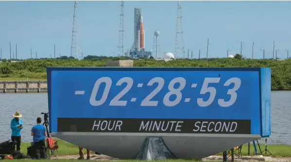  ?? JOE RAEDLE/GETTY ?? The countdown stops after NASA scrubbed the launch of its new moon rocket Saturday for the second time.