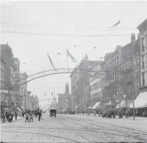  ?? PROVIDED BY LIBRARY OF CONGRESS ?? This view of downtown Columbus circa 1910 looks south down High Street from State Street.