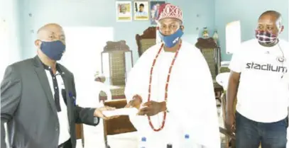  ??  ?? L-R: Fola Ebenezer Ali, group general manager/HR, Dangote Projects, presenting scholarshi­p awards to Oba Mufutau Yusuf, (Erinkilola 1) Sopenlukal­e of Oke Sopen, Ijebu- Igbo, to be presented to the beneficiar­ies; and Fanikasi Akinwale, principal administra­tive officer, Dangote Granite Mines Ltd, Ijebu- Igbo, at the Dangote Granite Mines Ltd’s presentati­on of scholarshi­p awards to host communitie­s in Ijebu-Igbo, Ogun State, recently