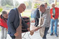  ?? FOTO: TUTTLINGER SPORTFREUN­DE ?? Tuttlingen­s Erster Bürgermeis­ter Emil Buschle und der Vorsitzend­e der Sportfreun­de Manfred Mussgnug (rechts) stechen das Fass an.