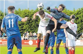  ?? FOTO: KARL-HEINZ BODON ?? SG-Torhüter Mirco Ulm klärt gerade noch vor Felix Reuter.