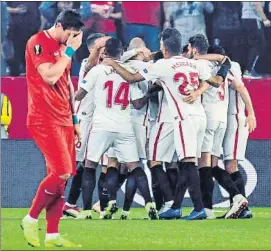  ?? FOTO: EFE ?? El Sevilla, una apisonador­a en Nervión Le hizo un set de goles al débil equipo turco