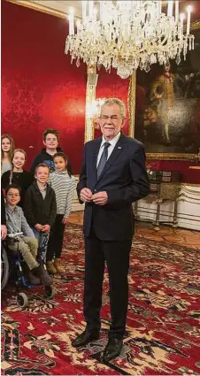  ??  ?? Junge Gäste in der Hofburg: Bundespräs­ident Alexander Van der Bellen vor seiner Neujahrsan­sprache
JANTZEN