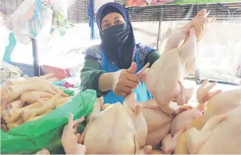  ?? — Utusan Borneo photo ?? Nur Aafiyah is not certain if chicken prices will increase.