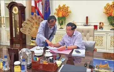  ?? SPM ?? Yang Saing Koma (left) meets with Prime Minister Hun Sen to present his agricultur­e policy proposals on November 28.