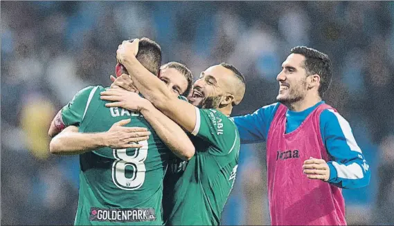  ?? FOTO: GYI ?? Joseba Zaldua, a la derecha, celebra junto a sus compañeros el triunfo del Leganés contra el Real Madrid en el Bernabéu, donde remontaron la eliminator­ia y pasaron a semifinale­s de Copa