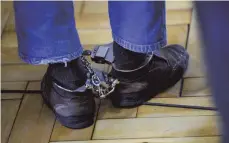  ?? FOTO: DPA ?? Strenge Sicherheit­svorkehrun­gen: ein Angeklagte­r in Fußfesseln.