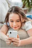  ?? Foto: Fotolia ?? Das Smartphone nimmt im Leben vieler Kinder großen Raum ein.
