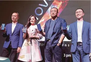  ??  ?? NG (kiri) bersama Pengarah Pemasaran Produk Huawei Malaysia Luke Au (kanan) dan Hannah (dua dari kiri) pada pelancaran Nova 2 Lite, semalam.
