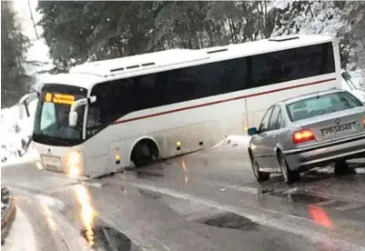  ?? FOTO: CHRISTOFFE­R SLETTA SØRENSEN ?? En skolebuss tverket seg og havnet delvis i grøfta på Mo i Gjerstad.