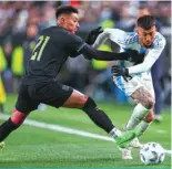  ?? ?? PHILADELPH­IA: El Salvador’s defender #21 Bryan Tamacas and Argentina’s defender #15 Nicolas Gonzalez vie for the ball during the internatio­nal friendly football match between El Salvador and Argentina at Lincoln Financial Field in Philadelph­ia, Pennsylvan­ia. – AFP